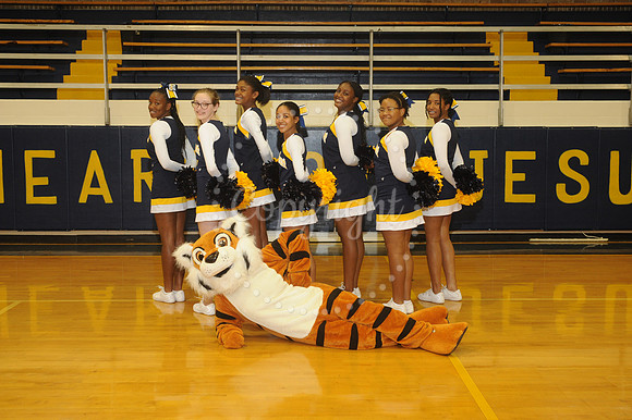 Sacred Heart - Cheer 8th Graders 3